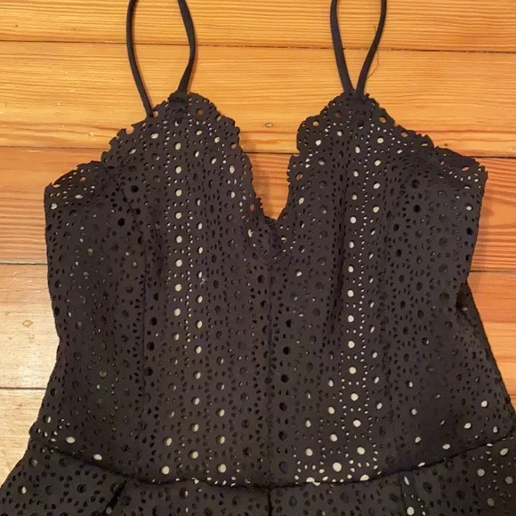 Black Scalloped Trim Dress - Picture 3 of 10